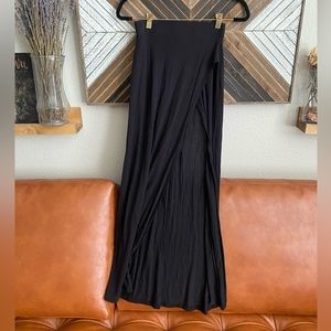 Soft black skirt with slit xs